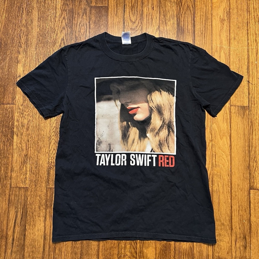 Taylor Swift T Shirt Size Medium Red 2013 Tour Tee